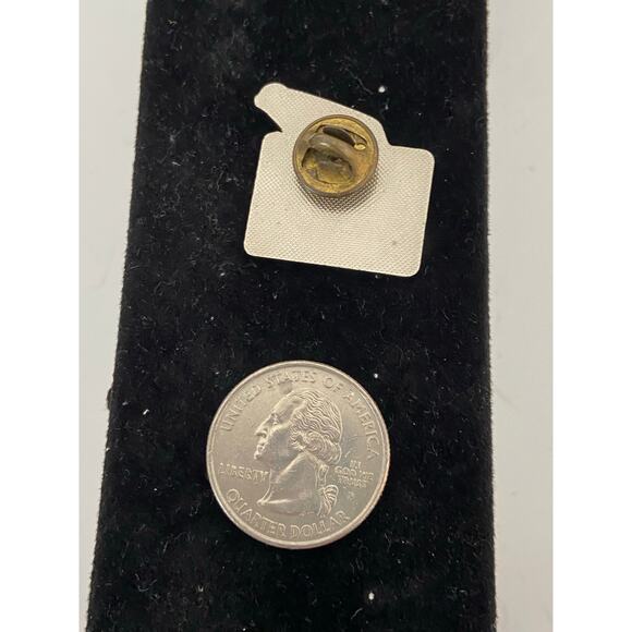 Vancouver Aquarium Collectible Pin - A Piece of History - Picture 3 of 3